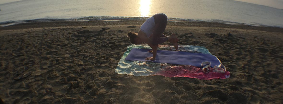 photo de yoga à la mer